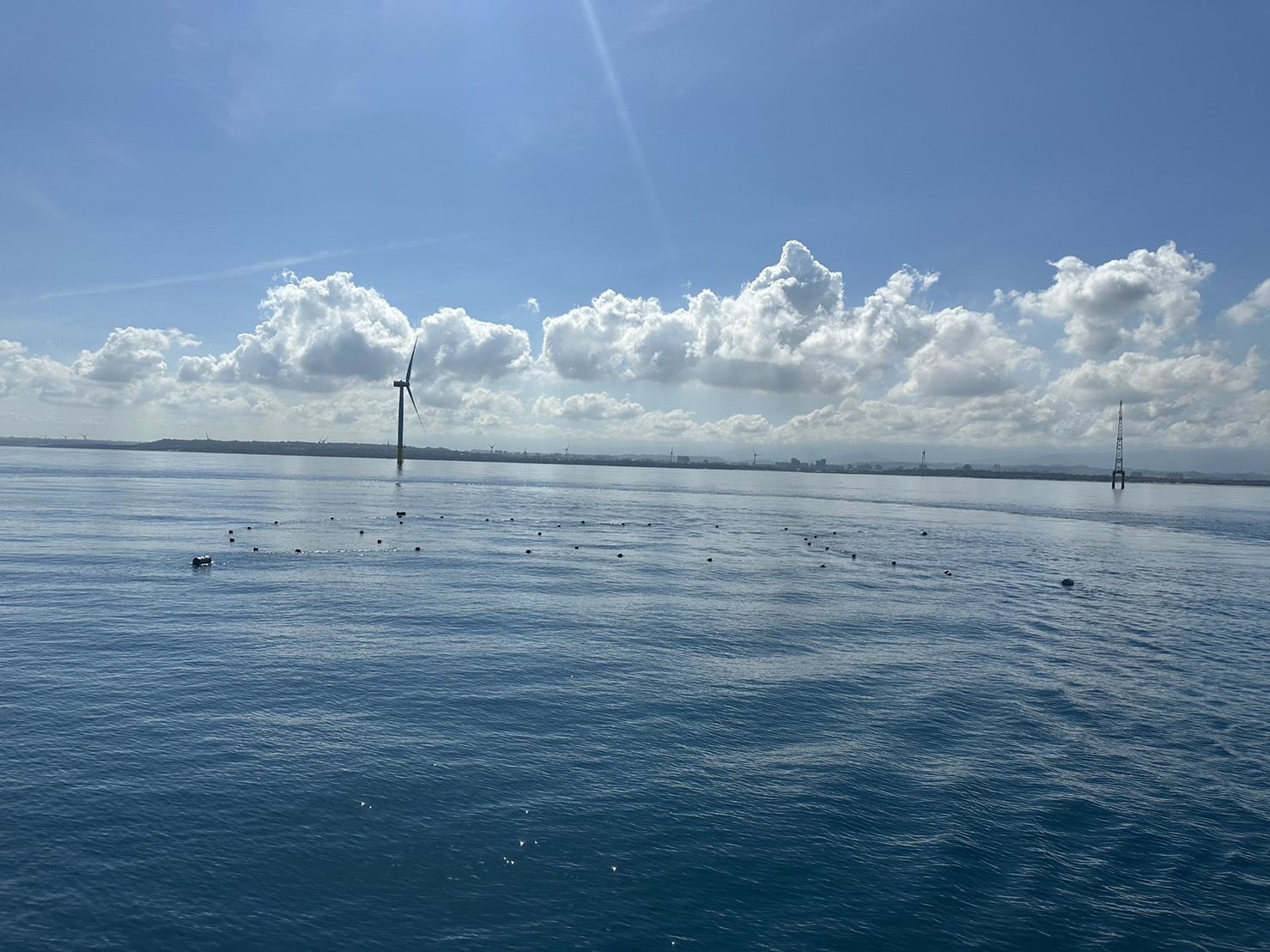 圖1、農業部水產試驗所建置於苗栗外海的海洋風電海氣象觀測塔附近的改良式海洋人工表層藻場設施