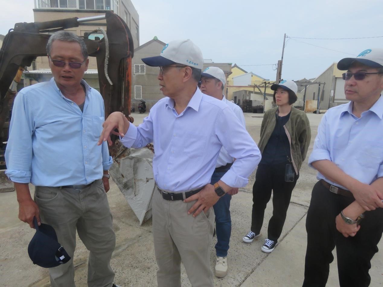 圖3. 虎井陳大川里長陪同部長視察虎井海草復育情形