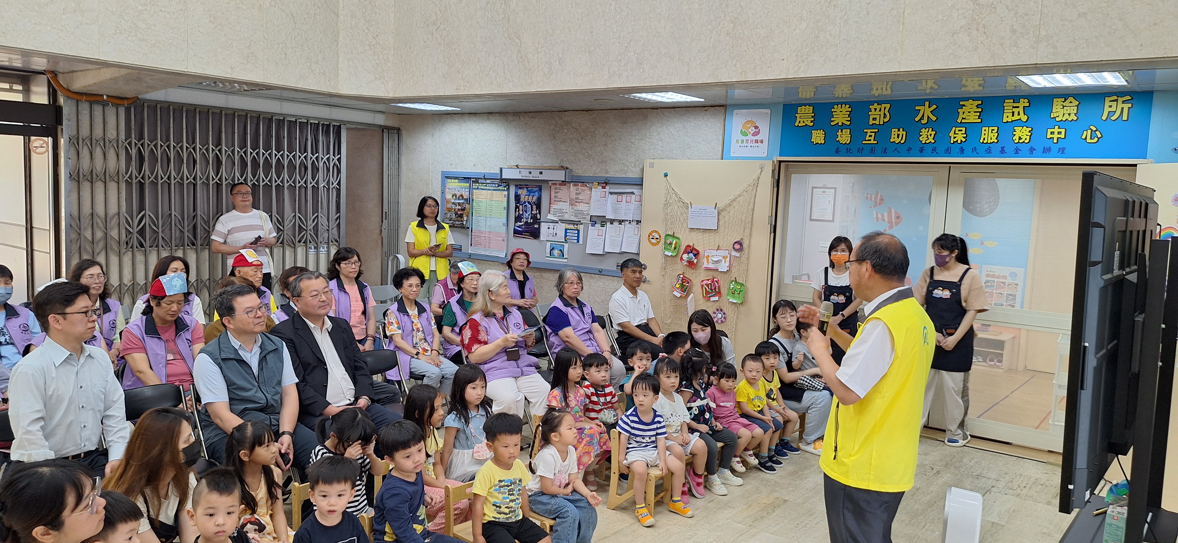 圖1-2、張錦宜所長致詞歡迎廉政志工蒞臨水試所教保中心說故事