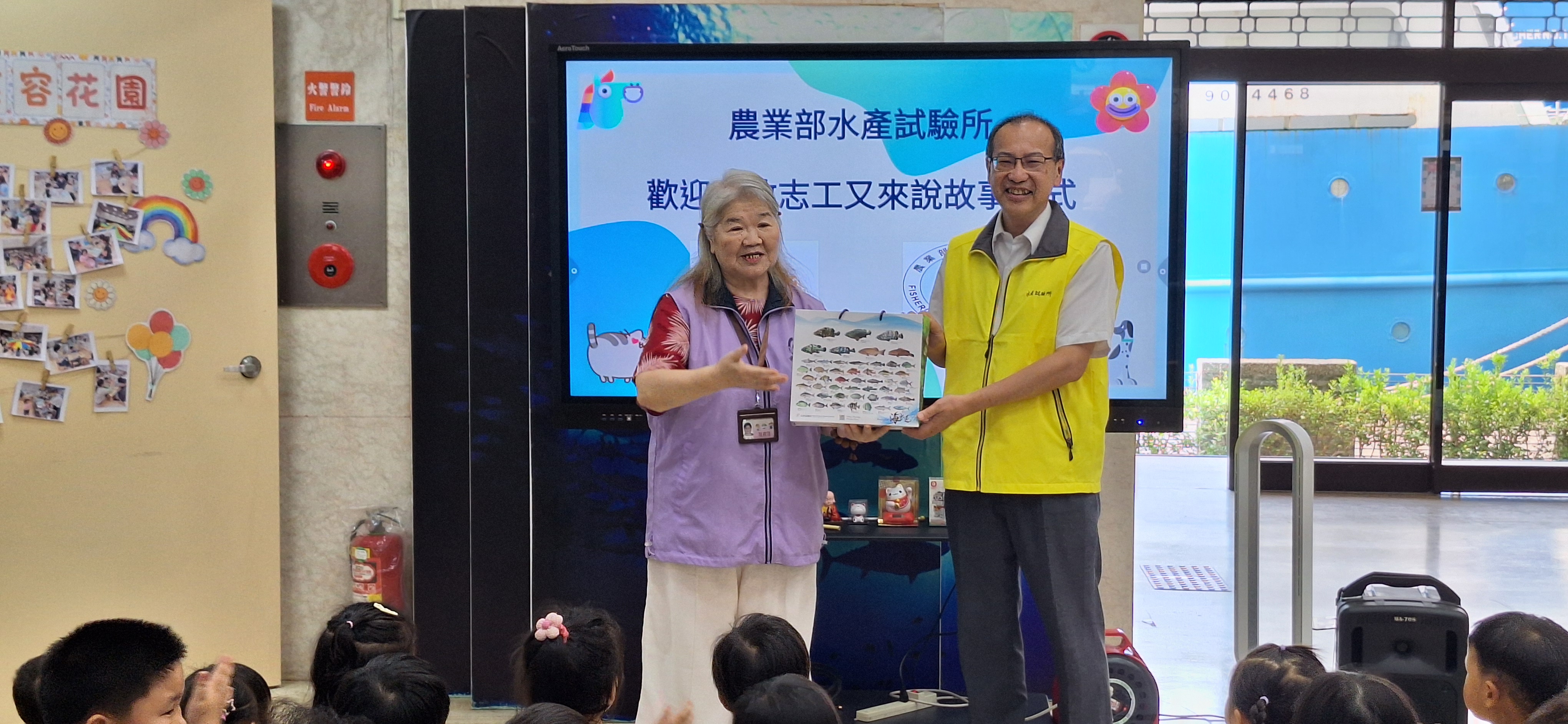 圖2、張錦宜所長致贈感謝品，感謝廉政志工長期投入廉潔教育推廣