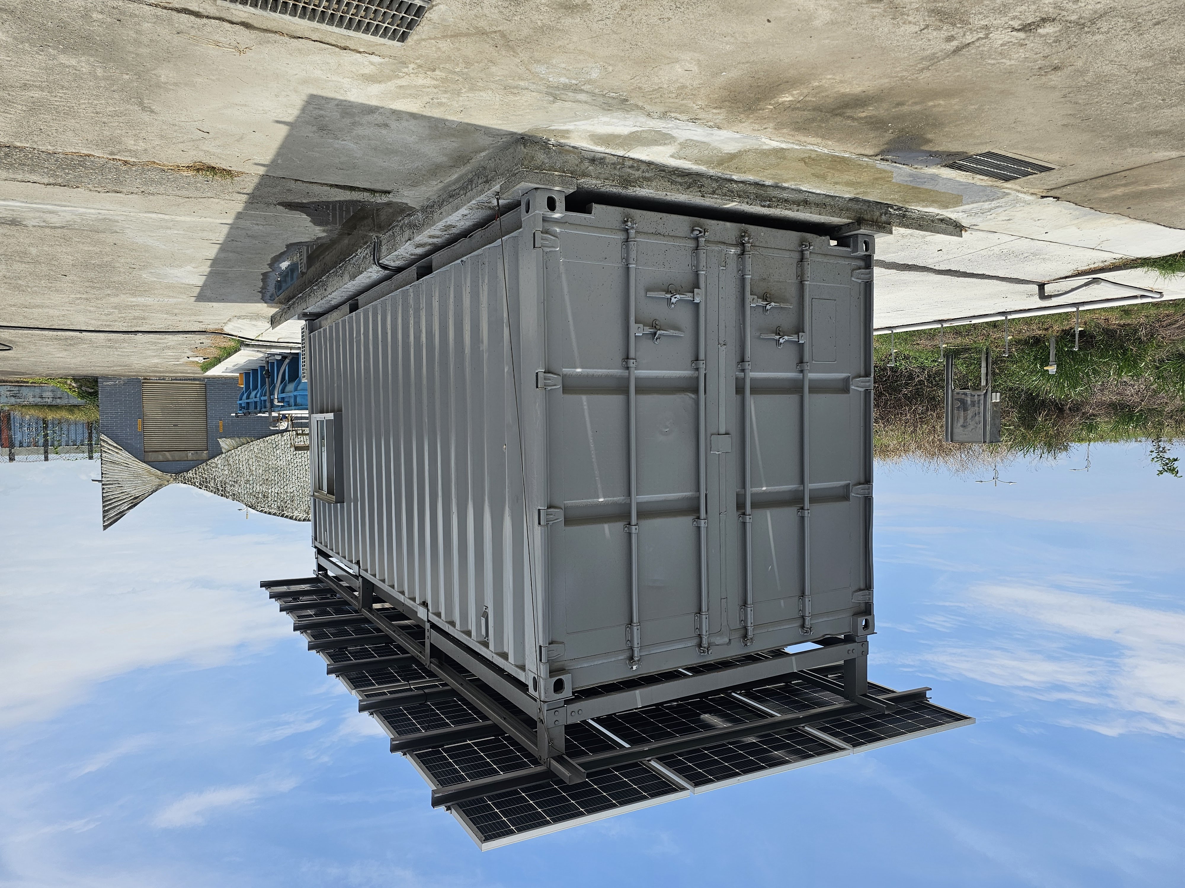 圖3、水試所成功開發光電節能海門冬量產模組，有效利用豐沛天然日照資源進行發電，供應養殖海藻所需能源，大幅降低生產過程之碳排放