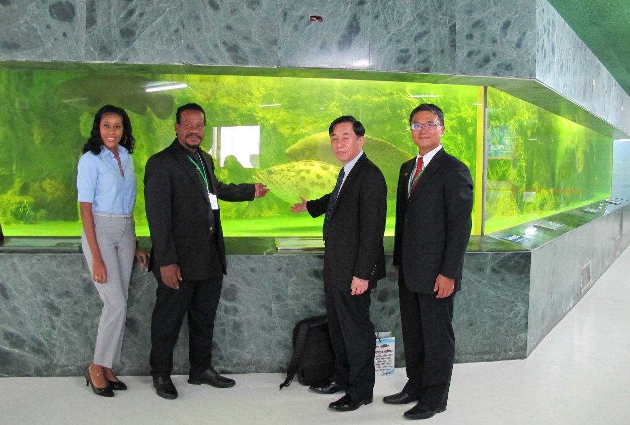 於水族缸前合影留念