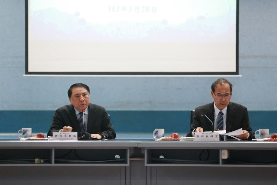 座談會由許泰文校長(左)與張錦宜所長(右)共同主持