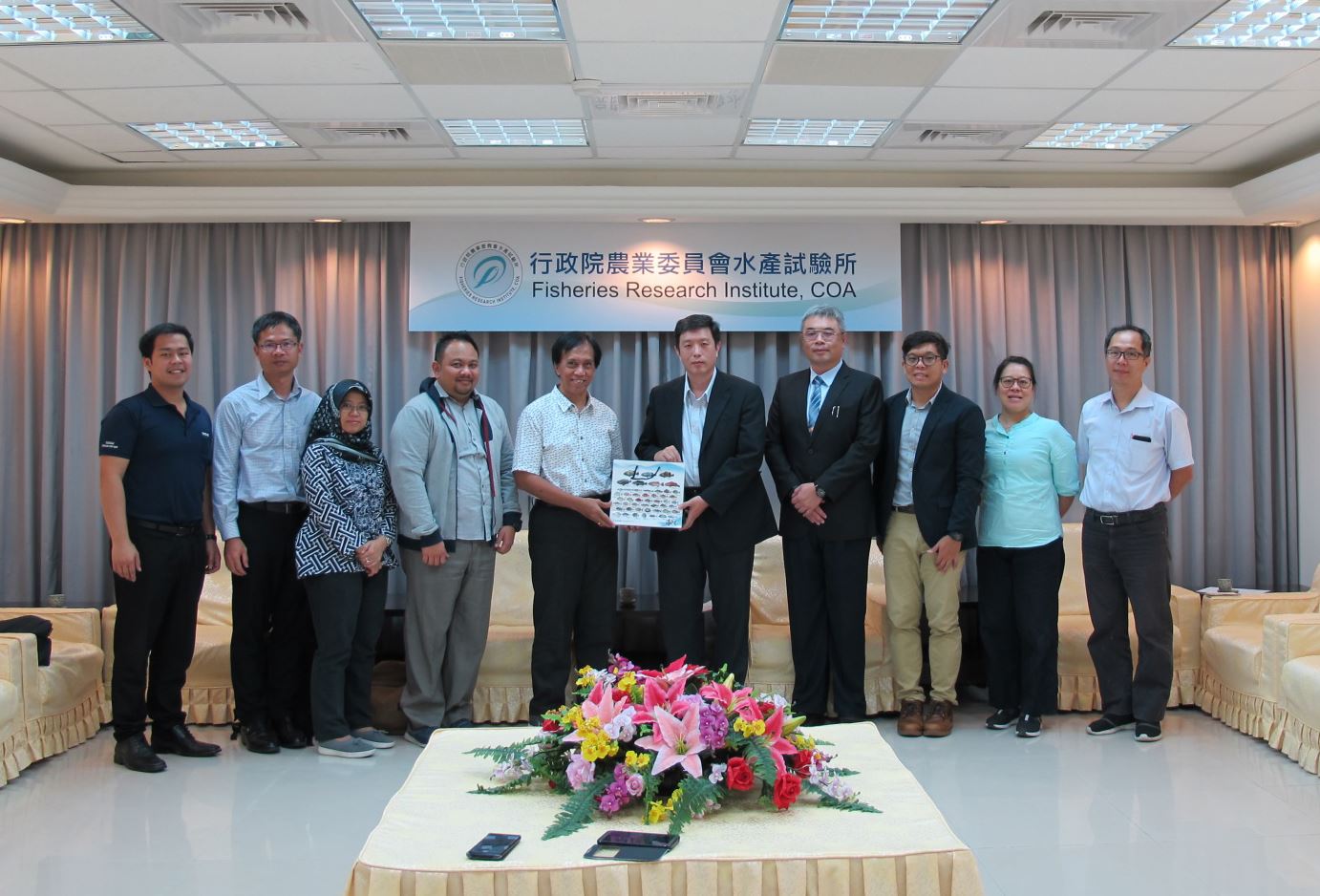 曾主秘 (右五)致贈紀念品由Dr. Dermoredjo (左五)代表接受