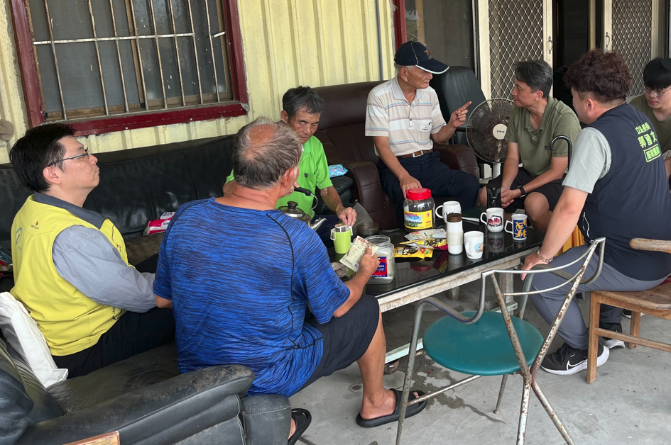 水試所海水養殖研究中心張秉宏博士團隊與文蛤養殖戶交流