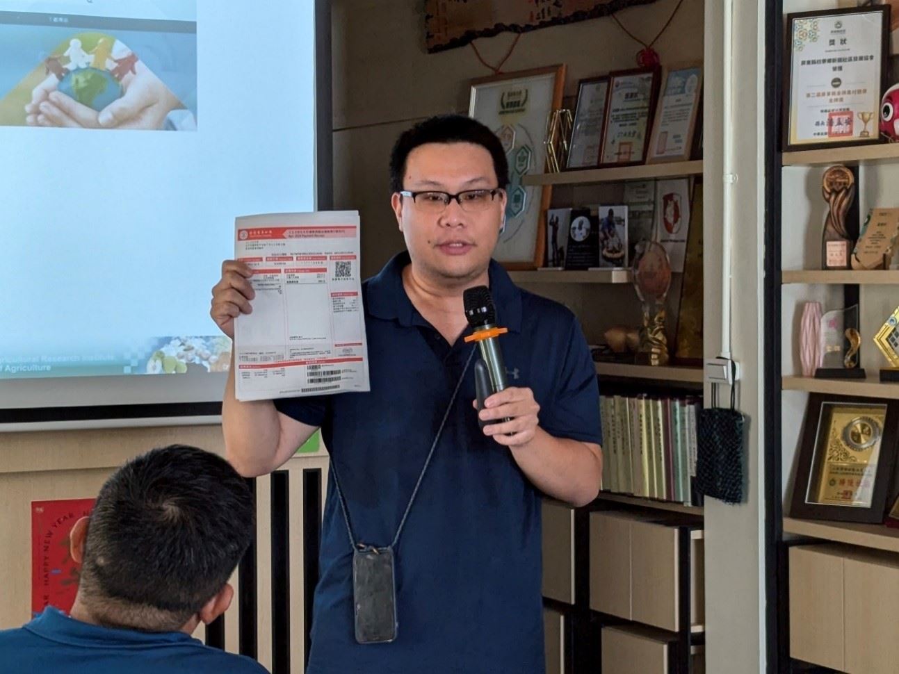 農試所黃家康助理研究員針對水產動物食品PCR進行詳細導讀，讓學員熟悉作業流程與碳足跡盤查應注意細節