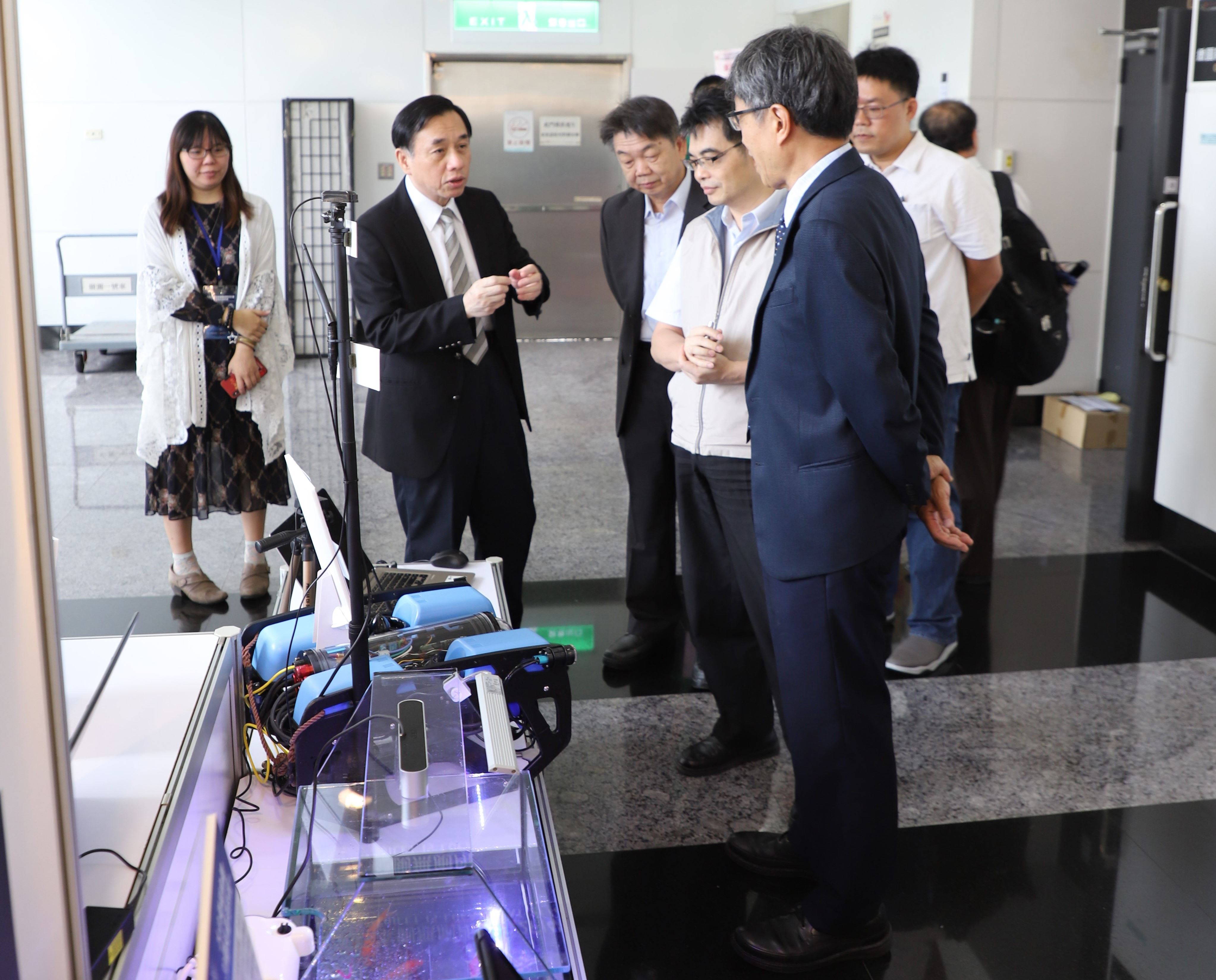 陳君如所長 (左二)向陳駿季副主委(右一)介紹本所研發之智慧化養殖技術 