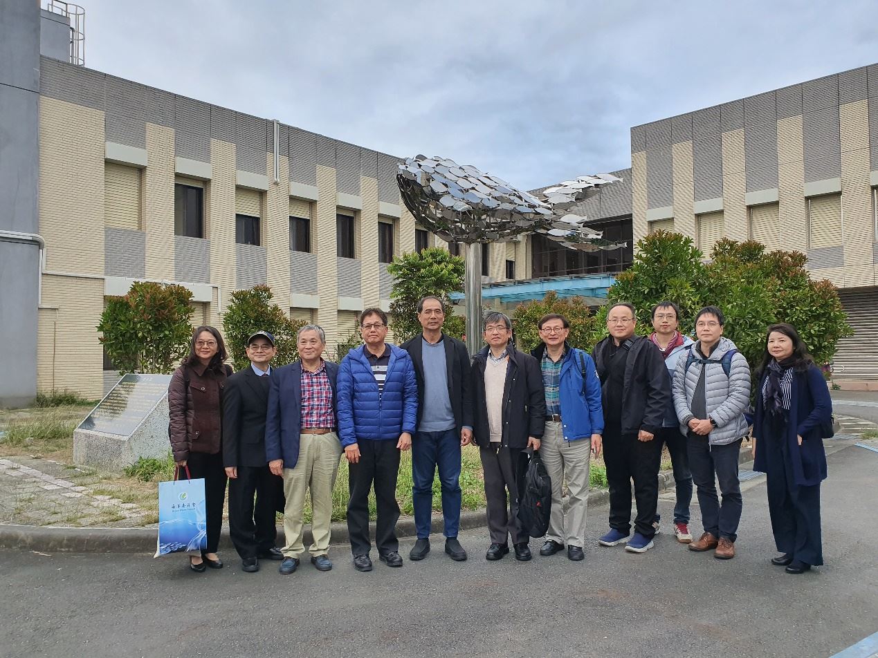 貴賓一行與何主任合影留念