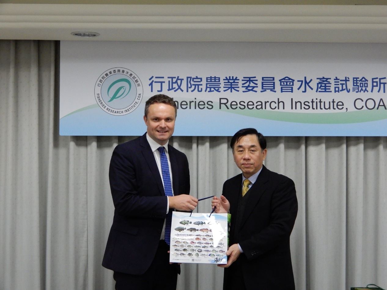 陳所長致贈本所推廣品給畢副代表