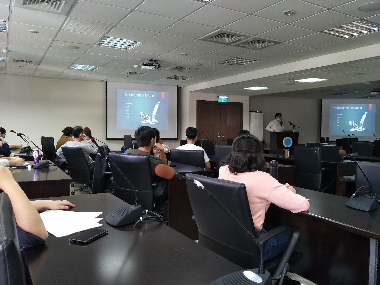 同仁們聚精會神的聽講