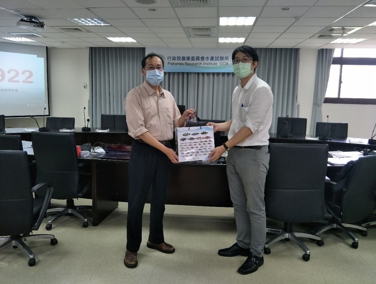 副所長代表致贈本所推廣品予講師