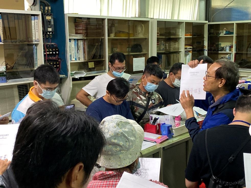 涂堅組長進行PCR檢驗操作步驟介紹及問題解說