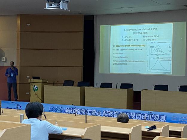 筆者向與會者介紹日魚卵生產模式研究成果
