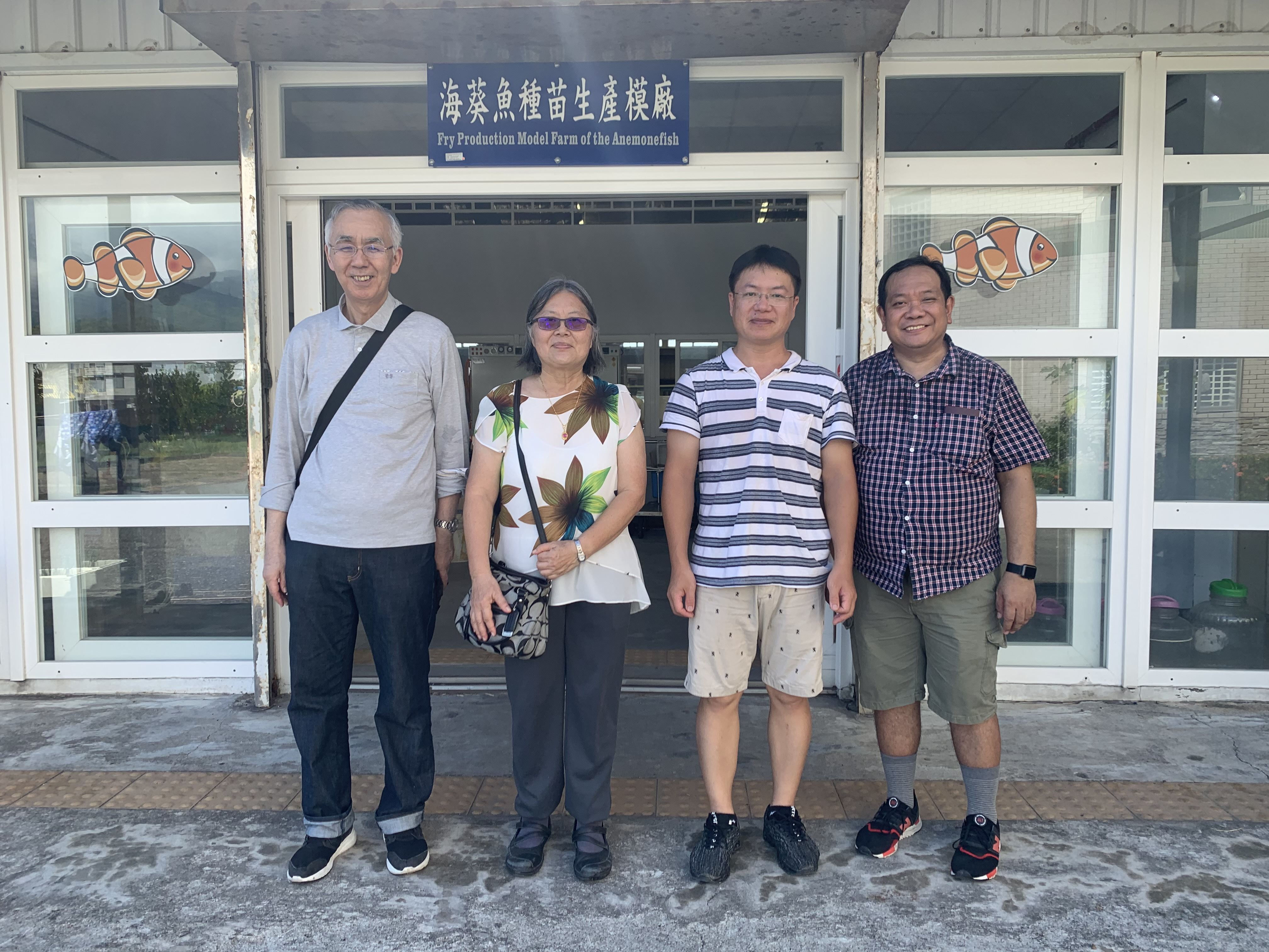 與參訪貴賓合影留念。左起長谷副主任、張主任、鄭聘用助理研員、Mangubat先生