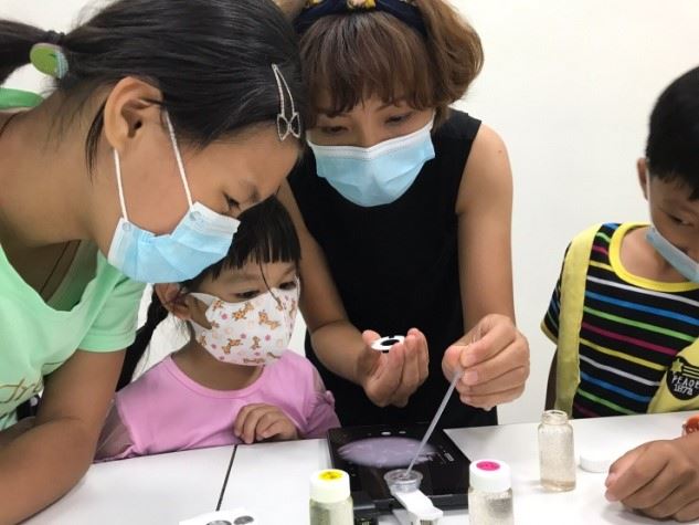 帶著小朋友操作行動顯微鏡，觀察餌料生物
