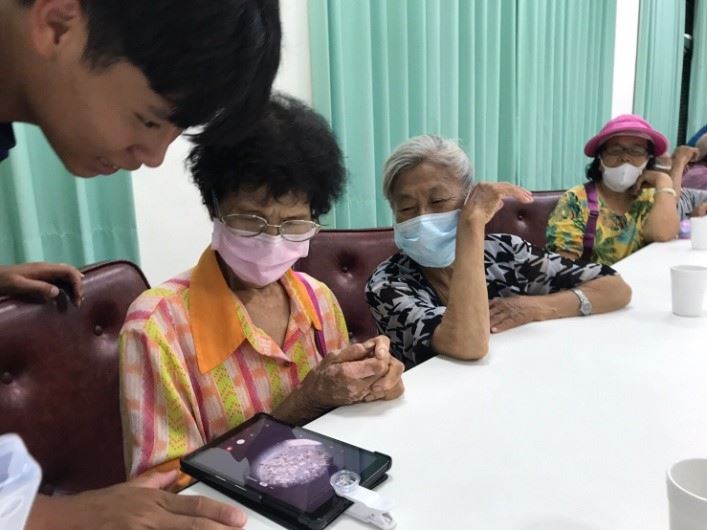 社區阿公阿嬤也看的入迷，行動顯微鏡工具的使用老少咸宜