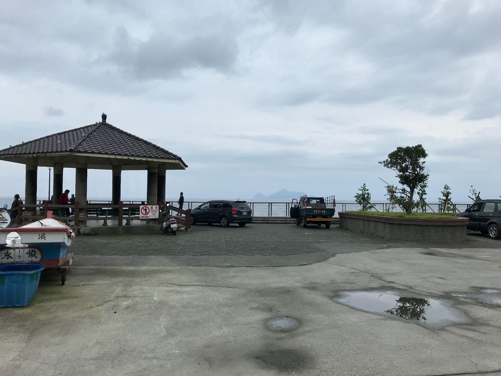 1.石城漁港有涼亭可眺望龜島勝景