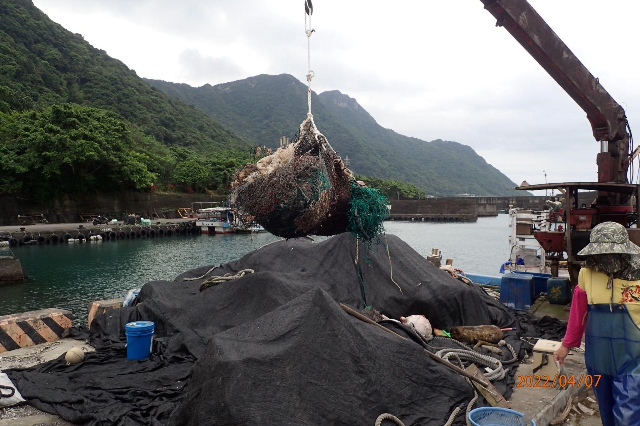 5.從海上清除攜回大量的繩索垃圾