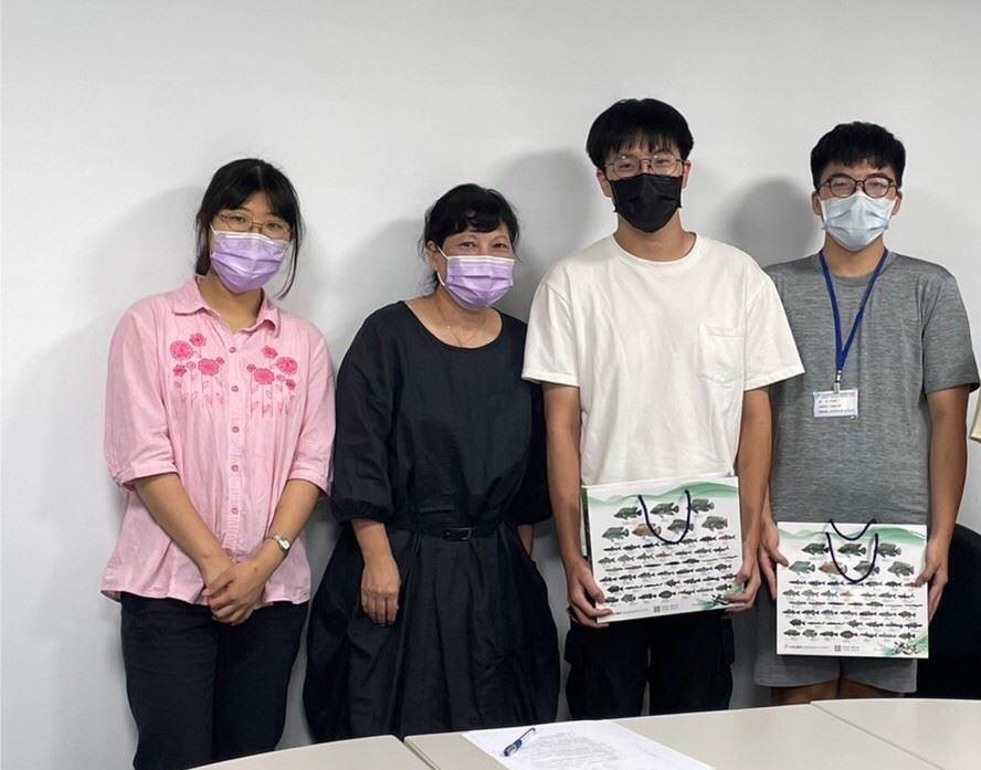 實習心得報告完畢後，與加工組蔡慧君組長（左二）與周芷瑩學姊（左一）合影留念，為二個月的實習生活畫下句點