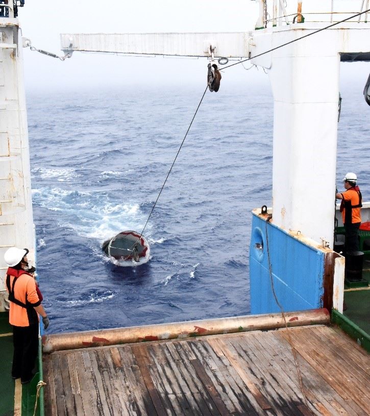 水試一號投放浮游動物採集網過程