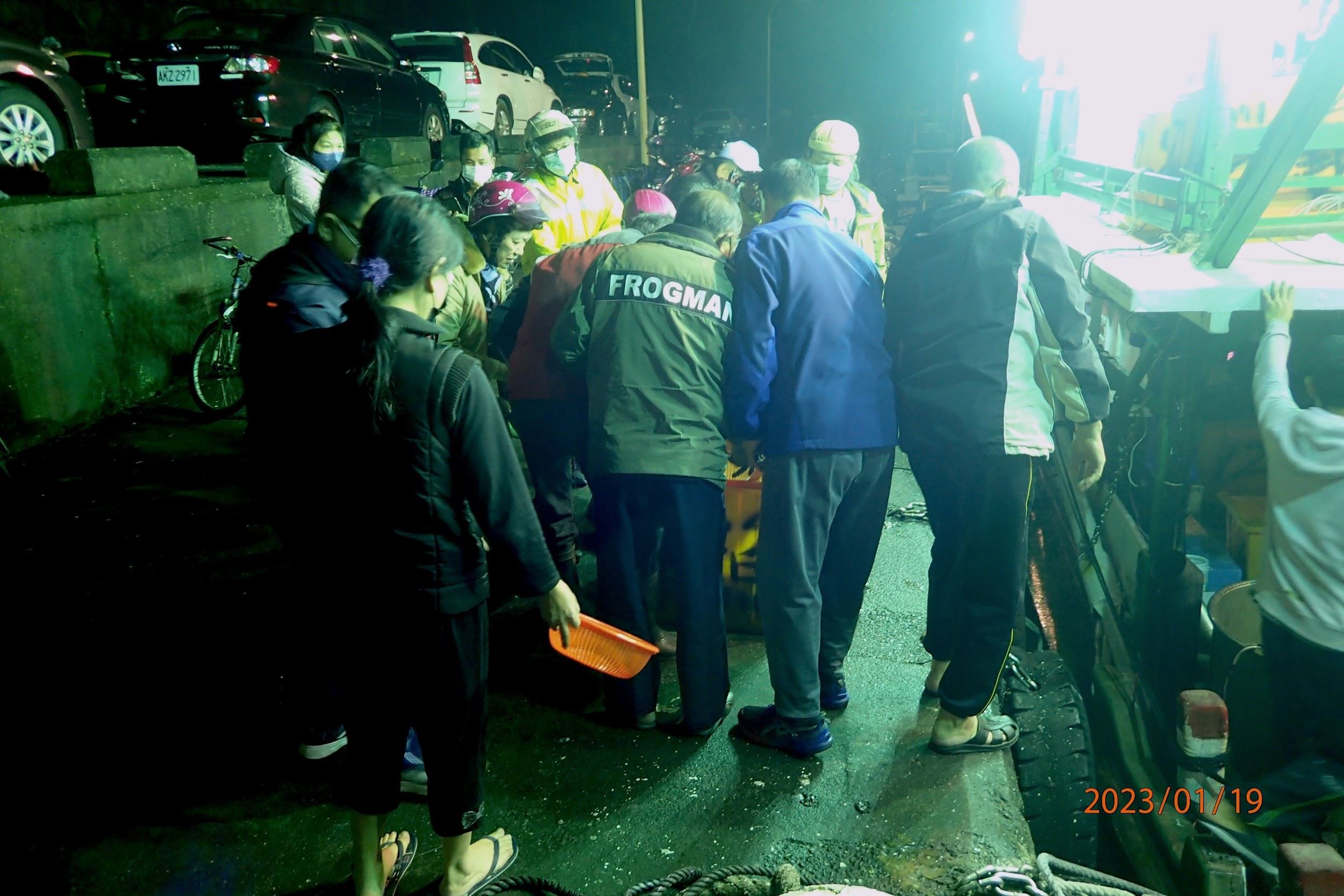 船家將漁獲搬上岸,立刻人手一個籮筐下去撈自己要的量,再放地上瀝乾水分