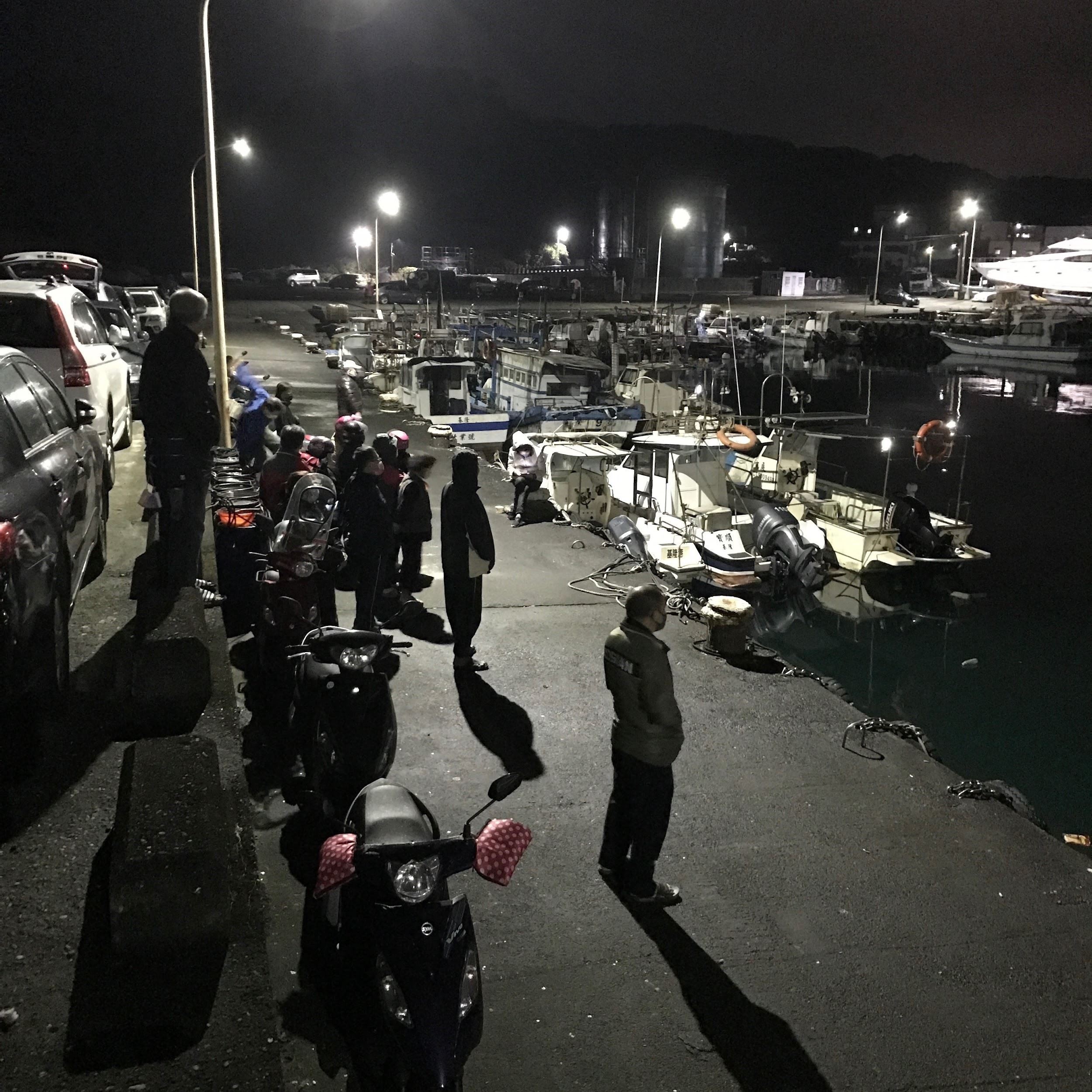 船還沒進港,港邊已經不少人在等