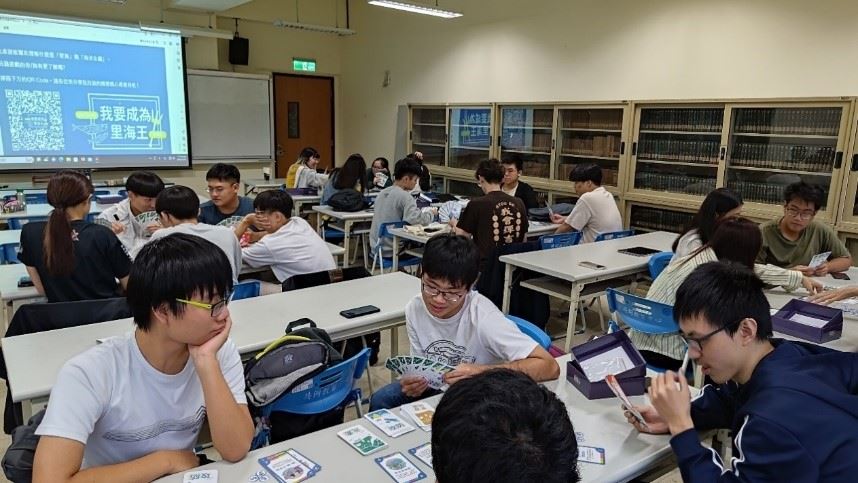 圖3、海大學生於通識課程上體驗「我要成為里海王」桌遊