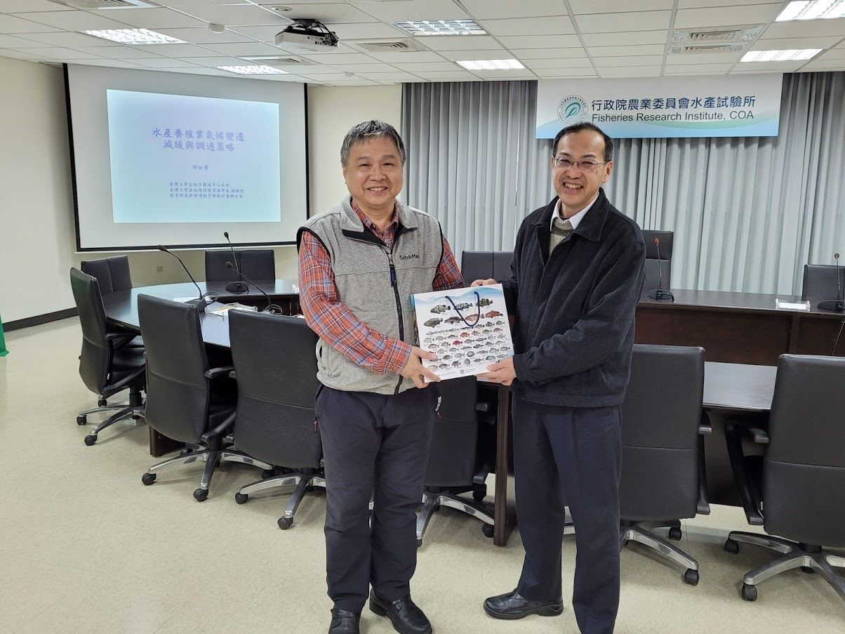 圖1張副所長代表致贈本所文宣紀念品