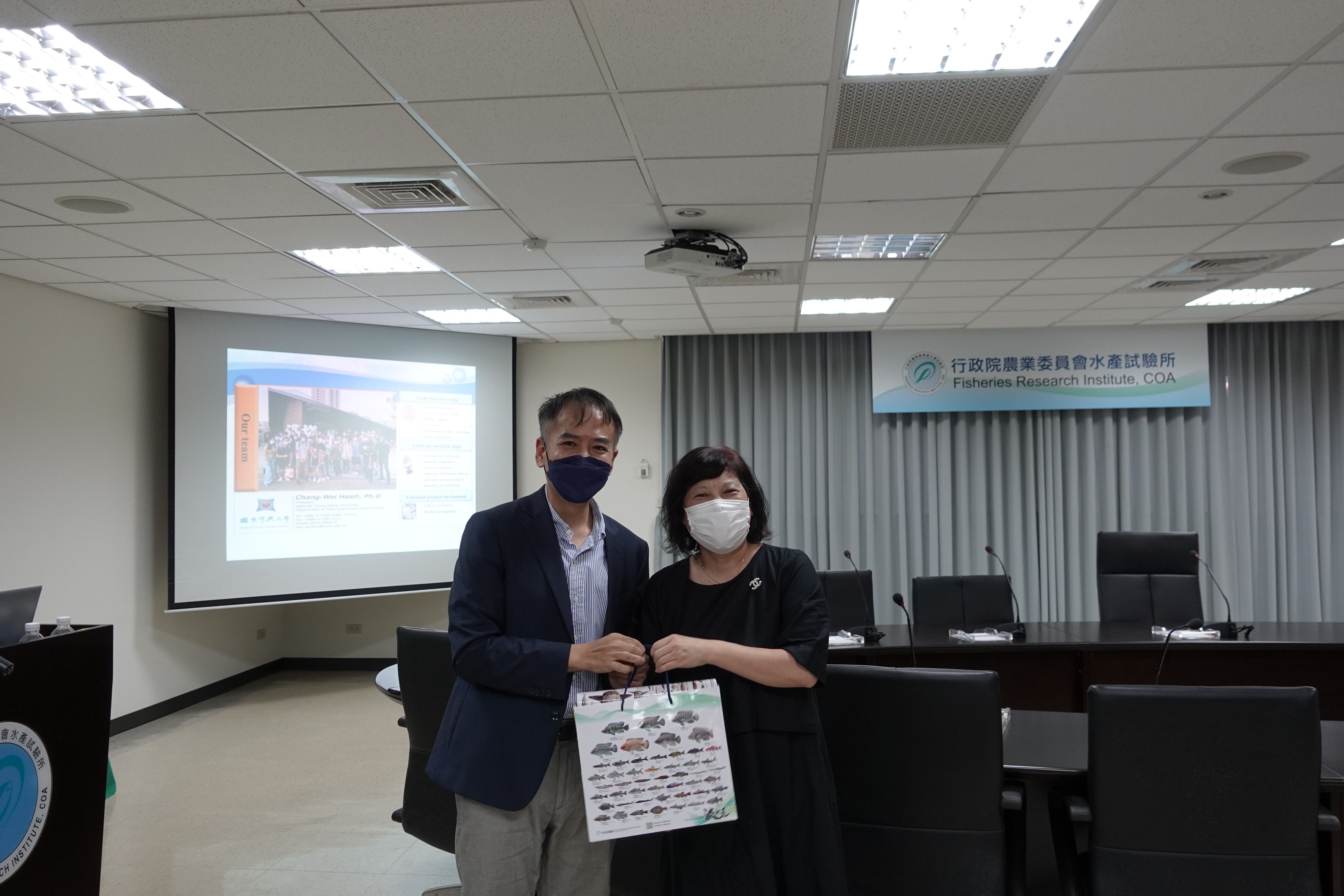 蔡慧君組長代表致贈本所紀念品