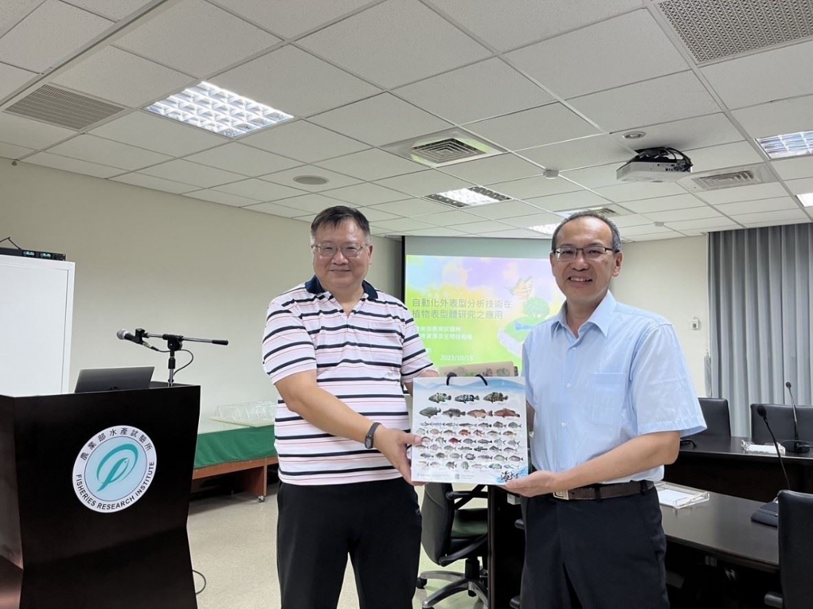 張錦宜所長代表致贈本所推廣品，感謝林副研究員的分享