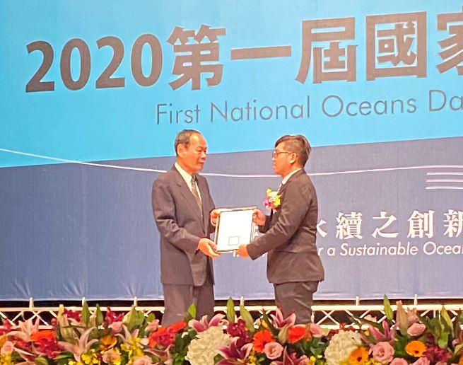 海洋委員會李仲威主任委員親自授予獎項