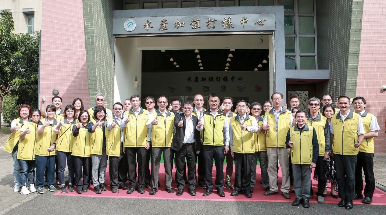 圖三、陳主委、王處長與本所工作同仁合影留念