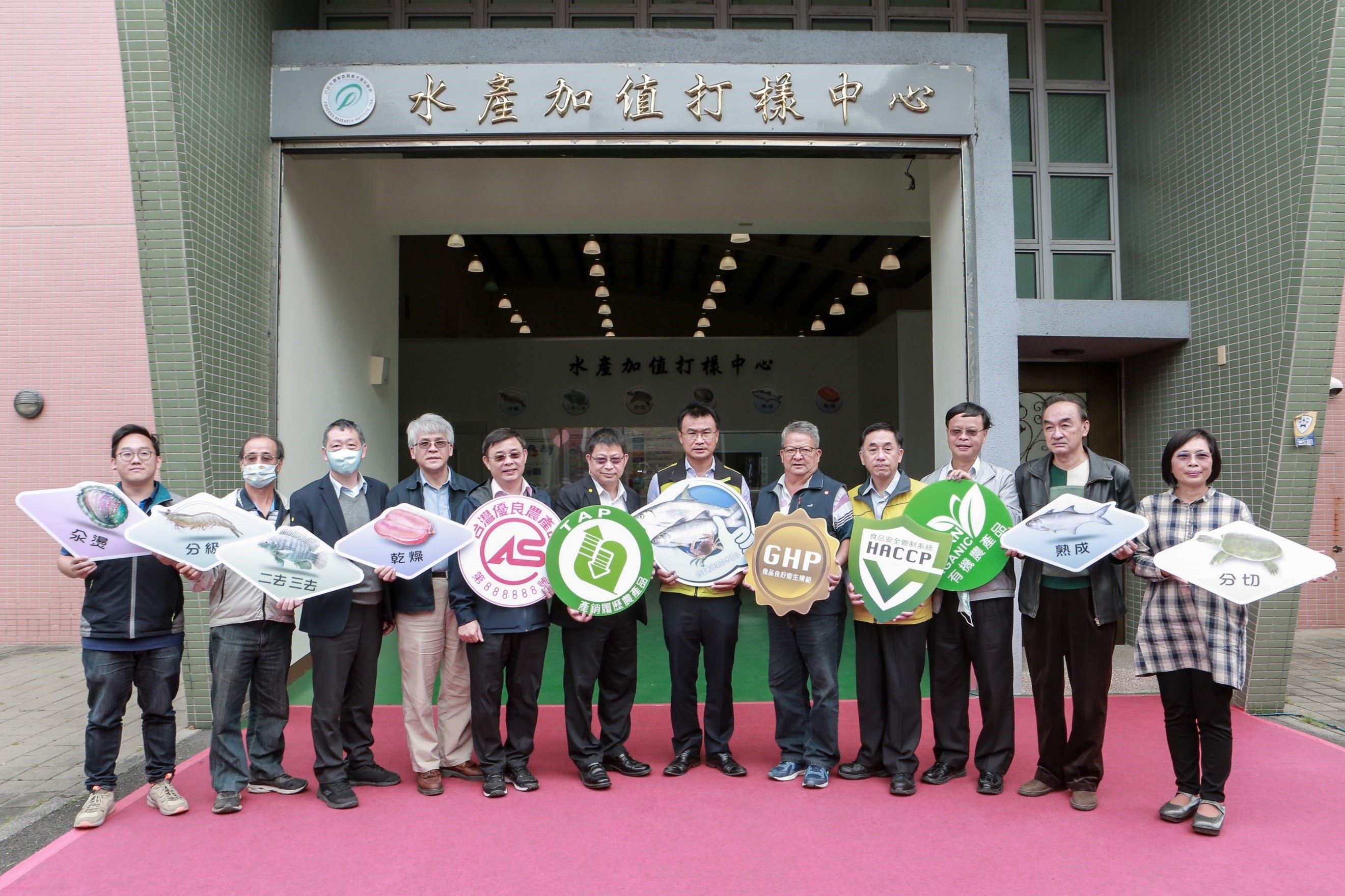 圖二、陳主委(右六)及陳所長(右四)與參加開幕典禮貴賓合影留念