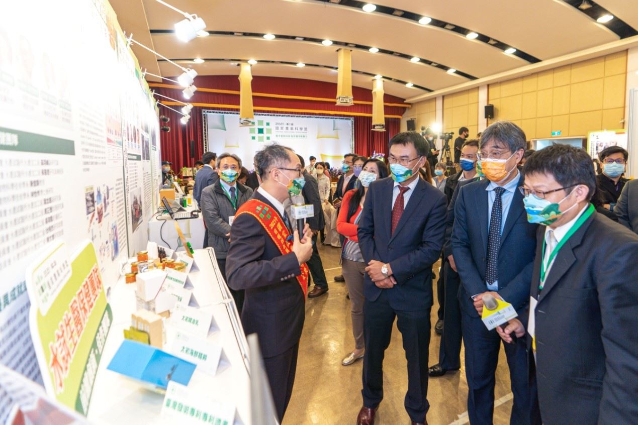 圖3、陳吉仲主委聽取研究成果內容
