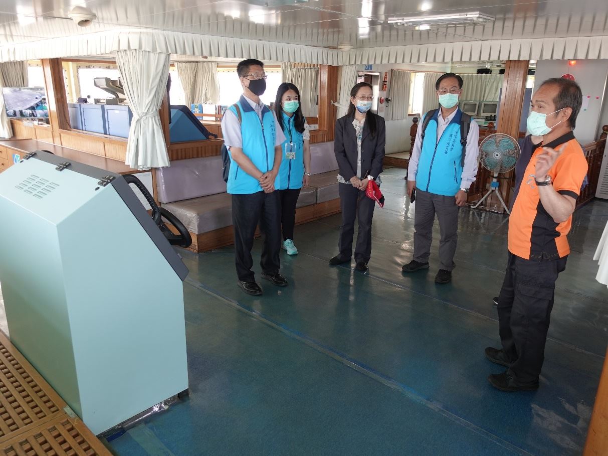 葉船長(右一)導覽水試一號試驗船駕駛臺
