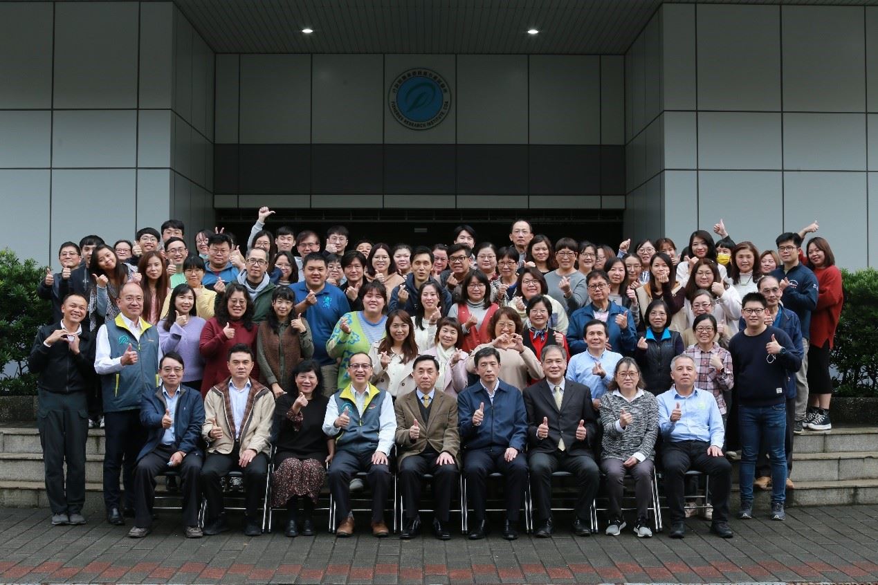 2023年1月16日屆齡榮退的陳君如前所長（前排中）歡送茶會後與同仁們及部分來賓合影留念