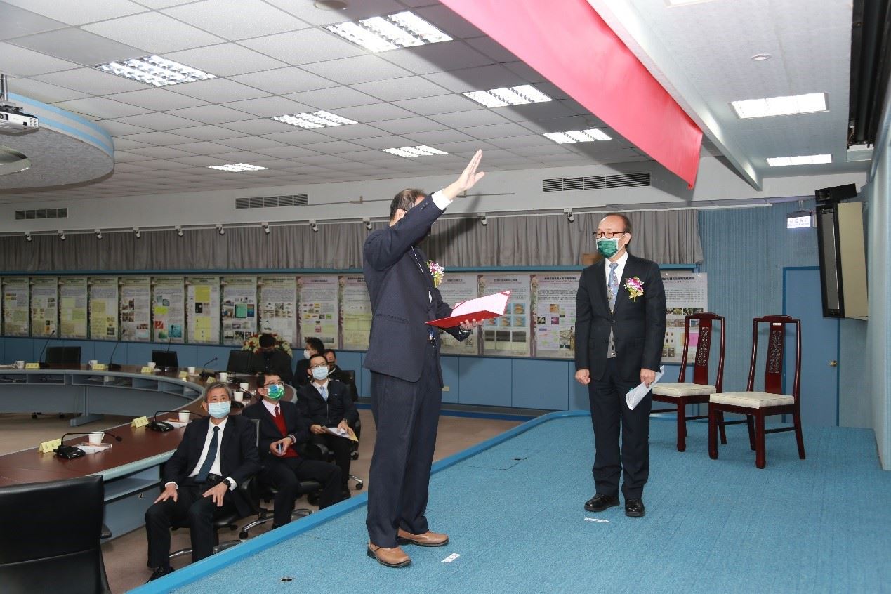 在農委會陳添壽副主委見證下，張所長正式宣誓就職