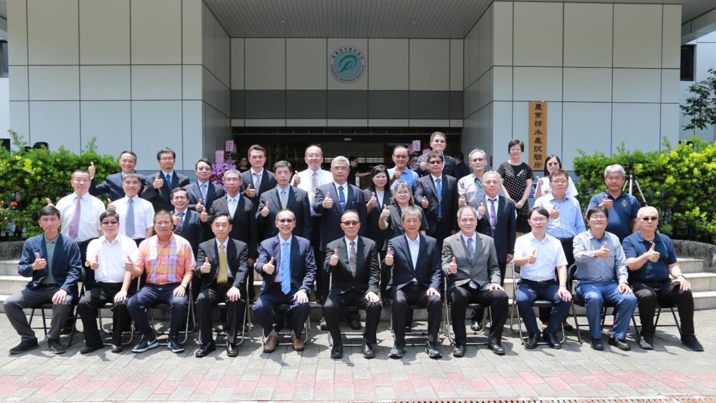 本所長官、同仁及與會貴賓於揭牌完成後合影留念