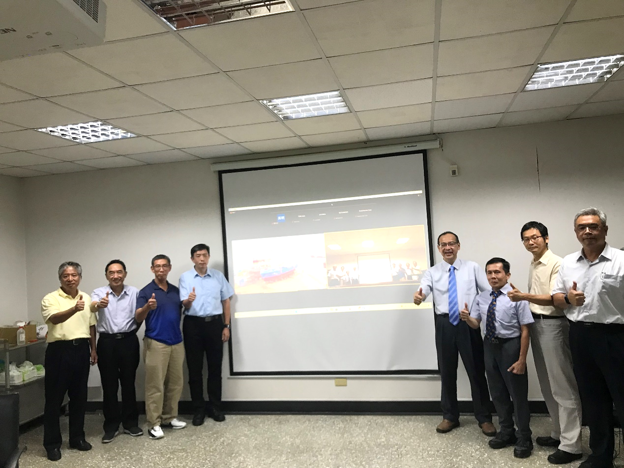 張所長率所內同仁與專案管理、監造及船級社代表合影