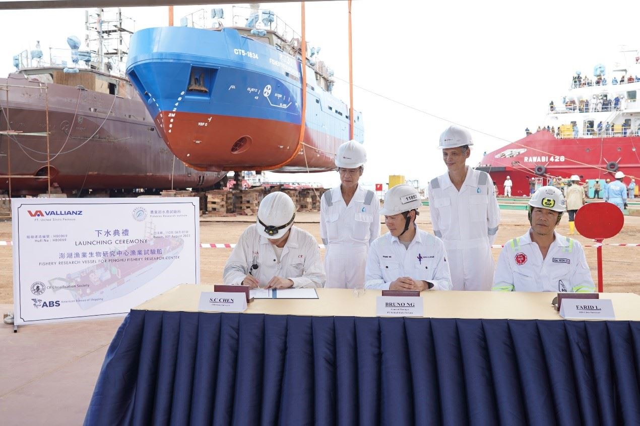 造船廠現場吊放船舶與簽署文件