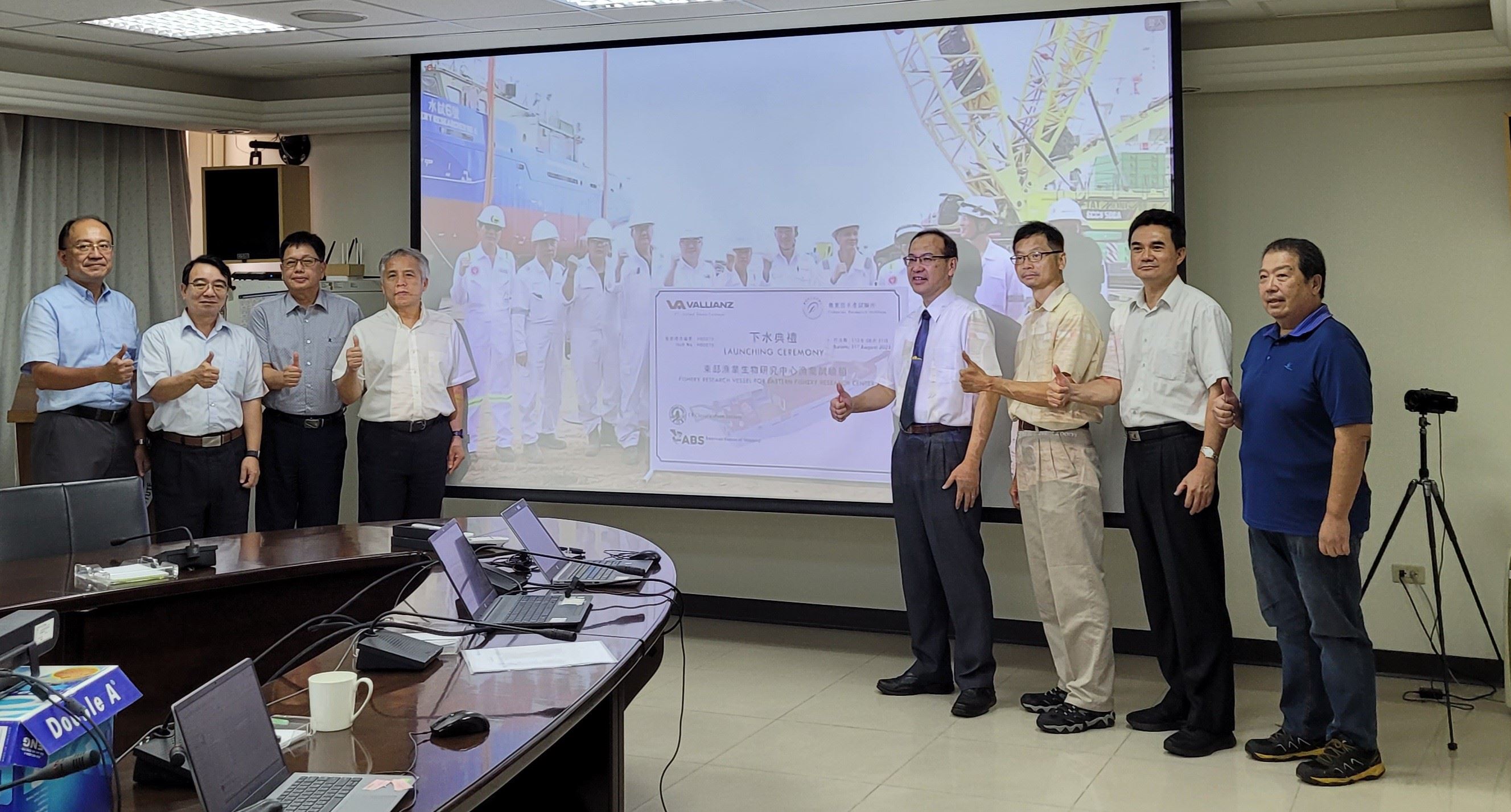 東部漁業生物研究中心100噸新試驗船下水典禮巴淡島基隆連線合影
