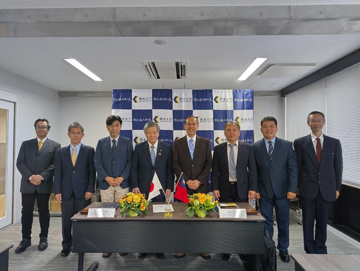 雙方與會人員於儀式後合影(左起依序為中田晴彥准教授、角田賢次國際部長、柿本?治教授、小川久雄校長、張錦宜所長、葉信明副所長、陳高松研究員、?永元裕教授)