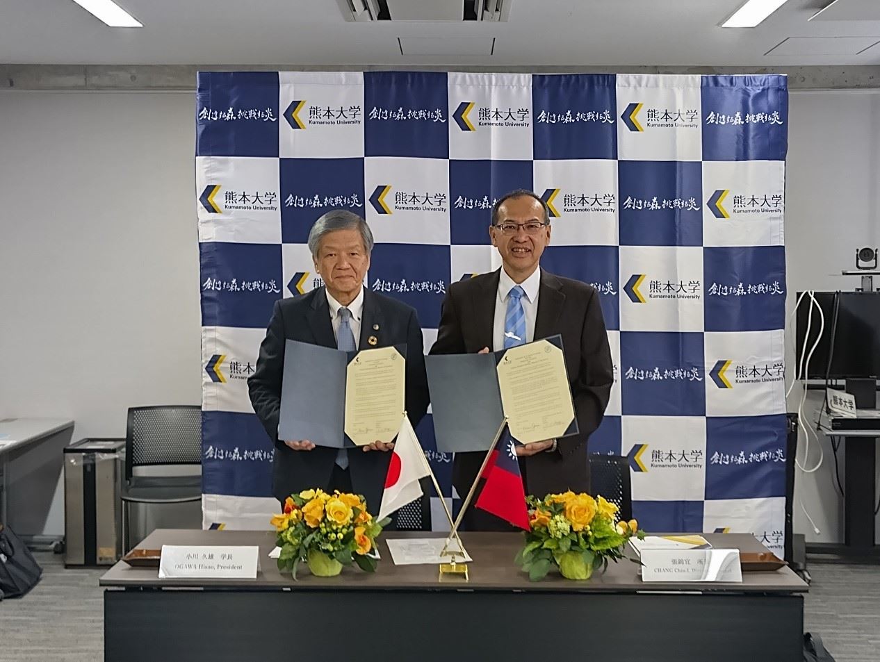 張錦宜所長(右)與小川久雄校長(左)代表雙方簽署學術與教育合作協議書