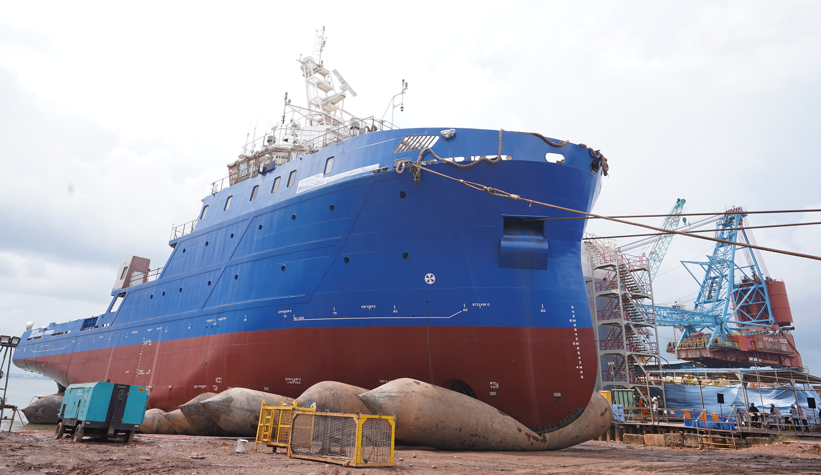 1,500噸級新漁業試驗船下水前先以鋼纜及氣墊暫時固定於岸邊