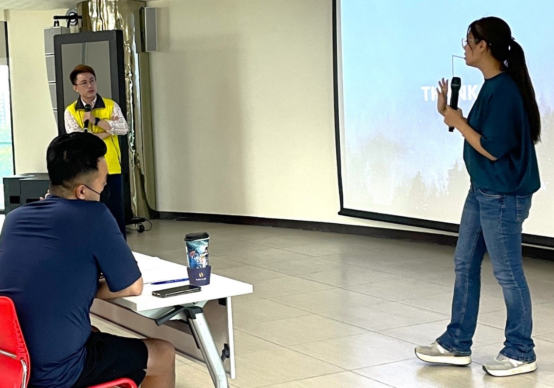 南市區漁會林鈺昕總幹事 (右一) 提出許多產業現場端寶貴意見，與筆者 (左一) 進行深度討論