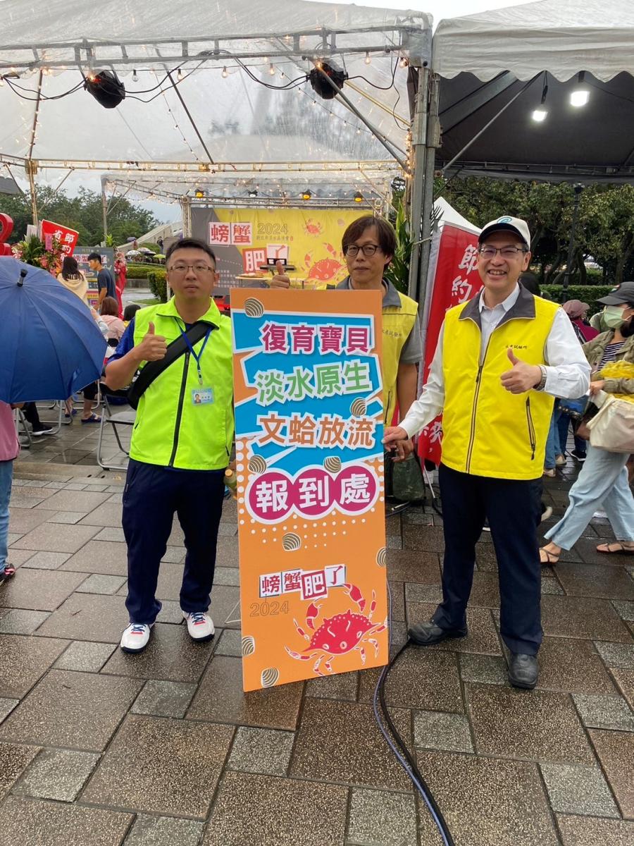 張錦宜所長（右一）與臺西試驗場同仁一起出席本次的文蛤放流活動