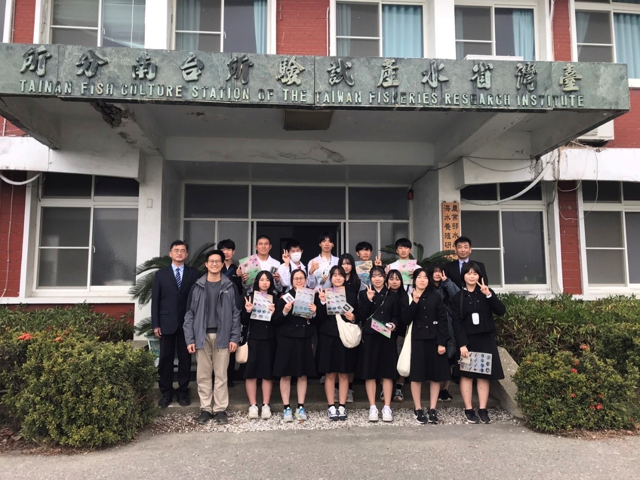 日本德島縣立富岡西高等學校師生由臺南大學黃銘志副教授（後排左一）陪同至海水中心參訪