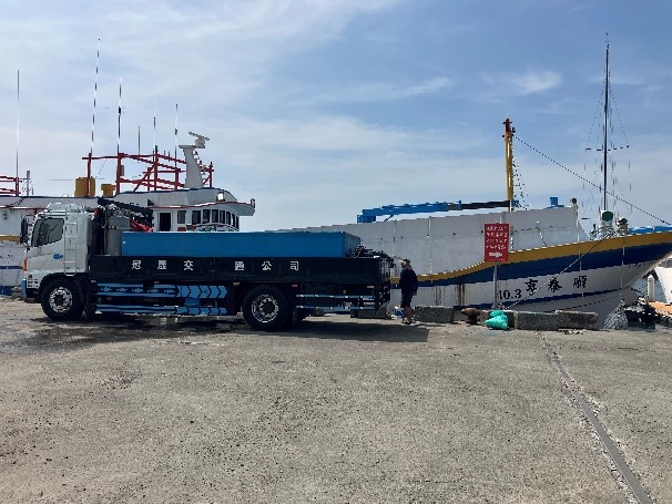 活魚運輸車預備將魚苗卸至運搬船