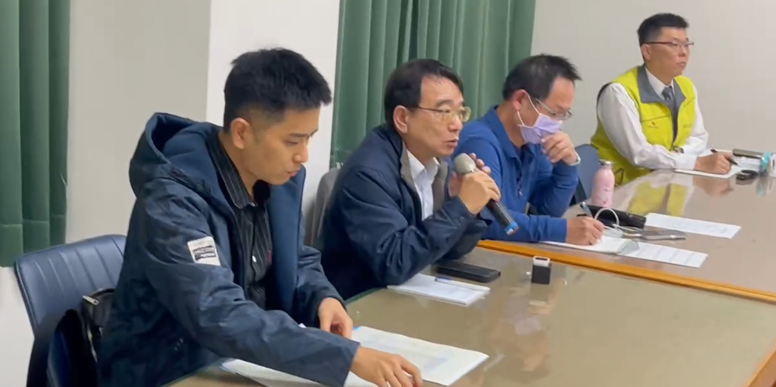 座談會由東港中心吳豐成主任主持