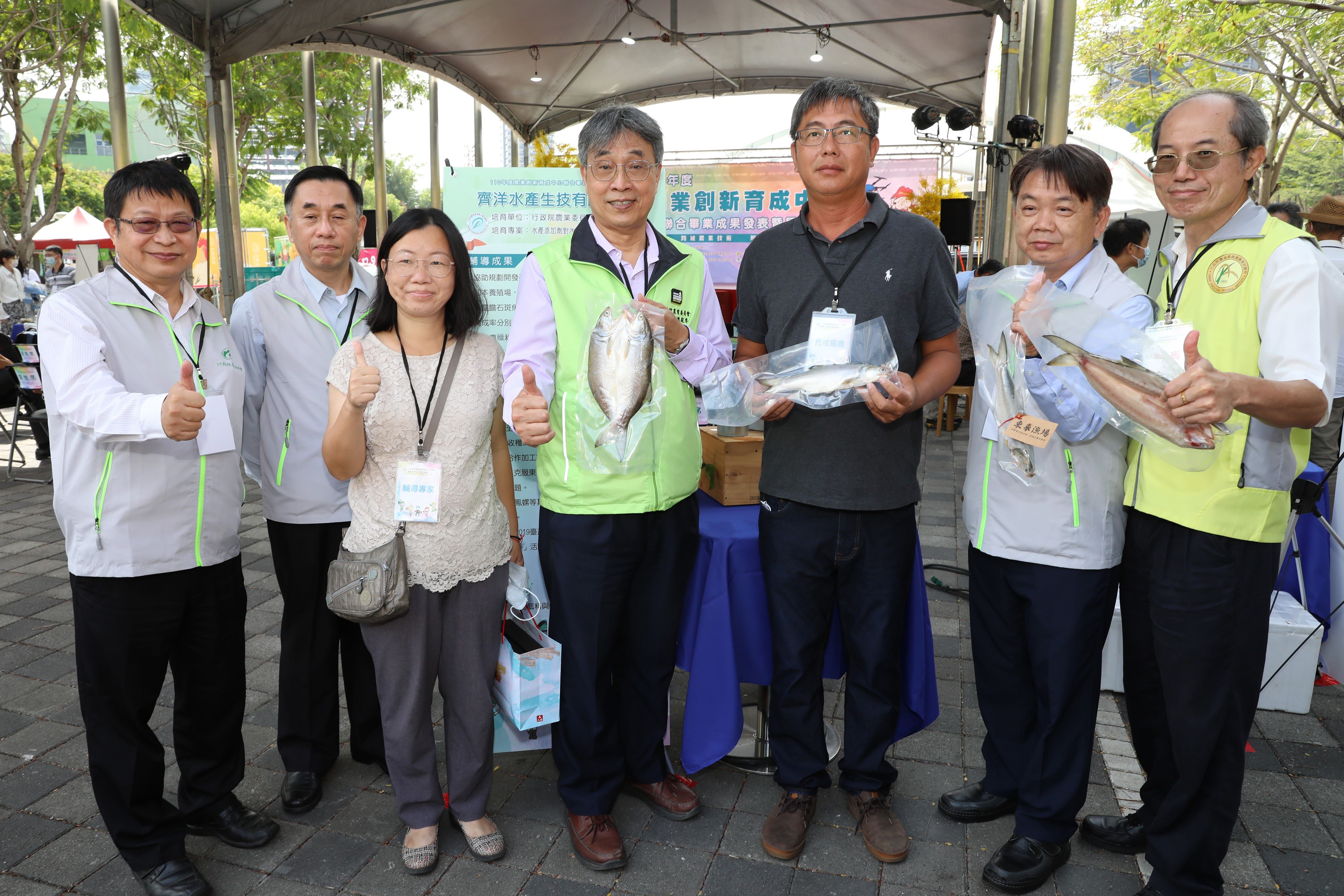 圖三、農委會長官與本所畢業廠商–齊洋水產生技有限公司公司代表合影